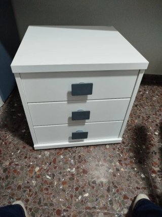 Mesita 3 cajones blanca y gris