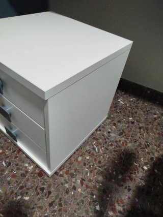 Mesita 3 cajones blanca y gris