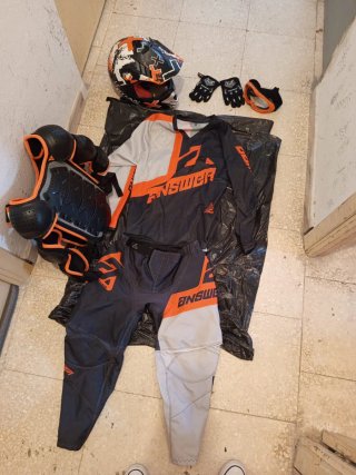 Protector moto y pantalón naranja
