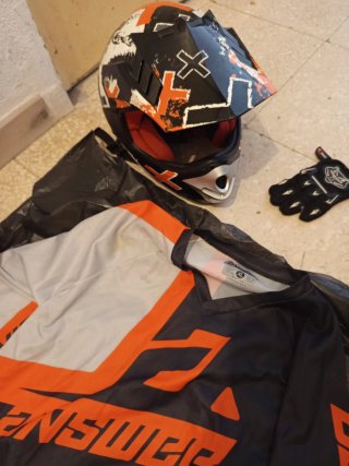 Protector moto y pantalón naranja