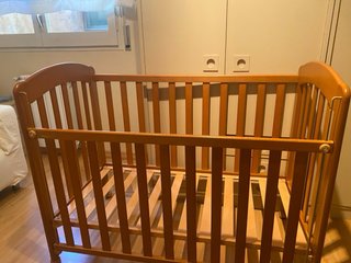Cuna de madera para bebé