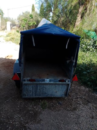 Remolque ligero con lona azul