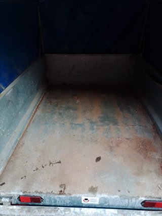 Remolque ligero con lona azul