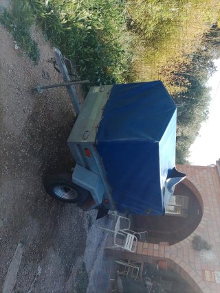 Remolque ligero con lona azul
