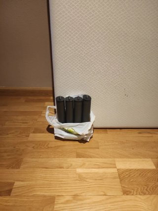 Base tapizada con patas y colchón de muelles.
