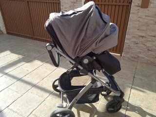 Carro de bebé gris