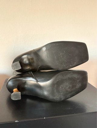 Botines negros Lola Casademunt con tacón dorado