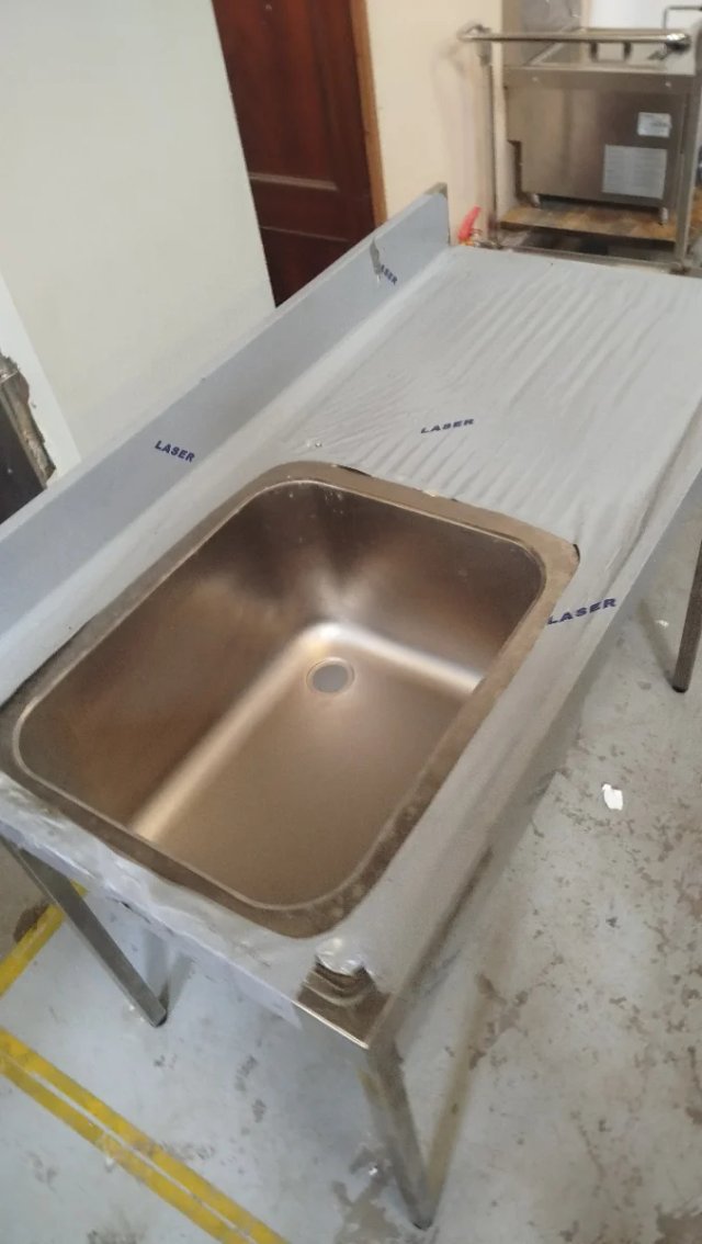 Fregadero industrial con escurridor