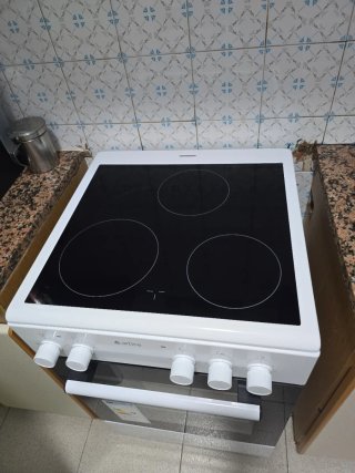 Cocina Vitrocerámica Blanca y extractora