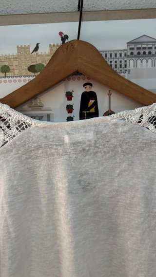 Camiseta blanca con encaje en hombros