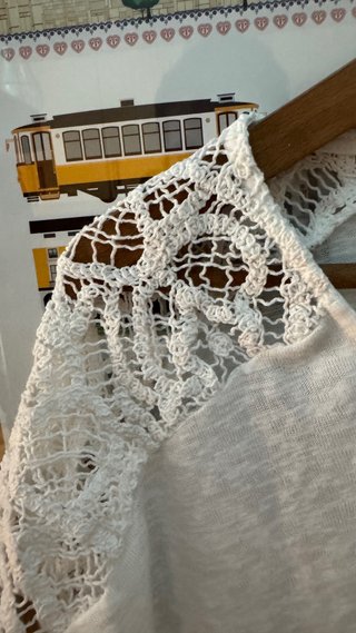 Camiseta blanca con encaje en hombros