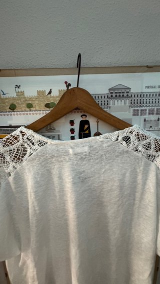 Camiseta blanca con encaje en hombros