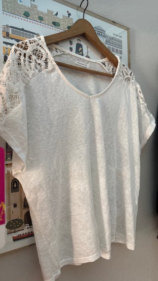 Camiseta blanca con encaje en hombros