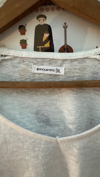 Camiseta blanca con encaje en hombros