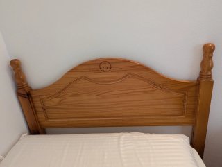 Somier, cabezal y mesita de noche.