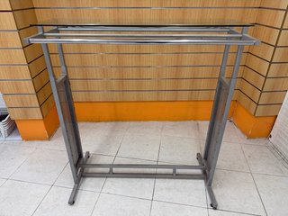 Perchero metálico con balda de cristal