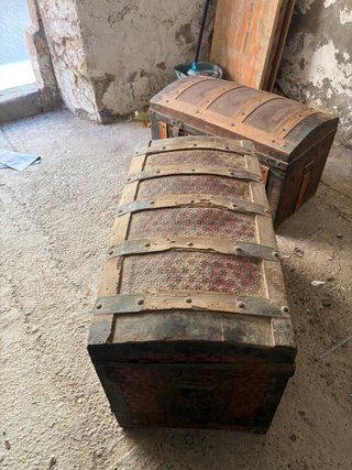 Baúl antiguo de madera y metal