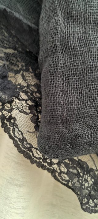 Pañuelo negro con encaje