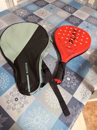 Pala de pádel Kuikma con funda