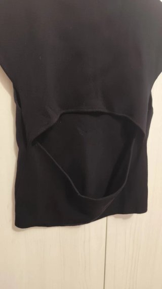 Camiseta negra cuello alto manga corta
