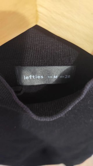 Camiseta negra cuello alto manga corta