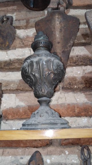 Quinqué antiguo de metal decorado