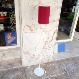 Lámpara de pie moderna roja
