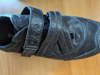 Zapatos negros con velcro