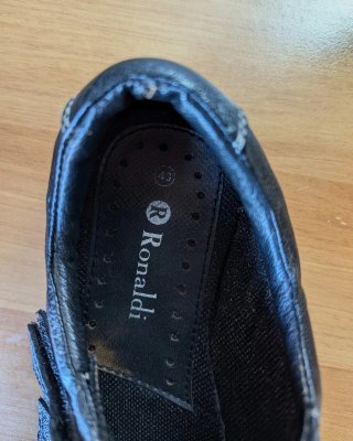 Zapatos negros con velcro