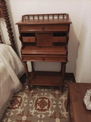 Mesita de madera estilo vintage