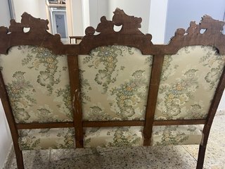 Conjunto antiguo: sofá, 2 sillones y 4 sillas.