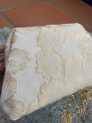 Bolso de mano con flores doradas