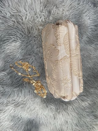 Bolso de mano con flores doradas