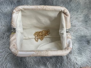 Bolso de mano con flores doradas