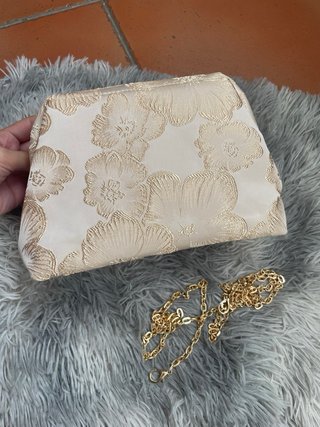 Bolso de mano con flores doradas