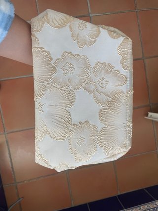 Bolso de mano con flores doradas