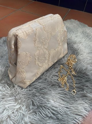 Bolso de mano con flores doradas