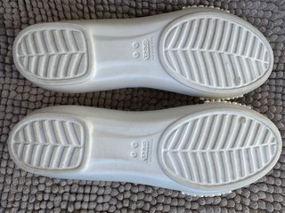 Sandalias Crocs Lina D'Orsay Blancas y Doradas