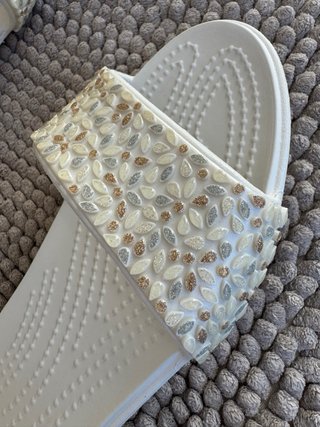 Sandalias Crocs Lina D'Orsay Blancas y Doradas