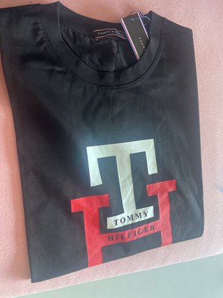 Camiseta Tommy Hilfiger Negra y Roja