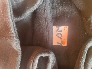 Sudadera Negra con Raya Amarilla