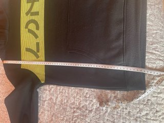 Sudadera Negra con Raya Amarilla