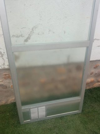Puerta aluminio con cristal y rejilla