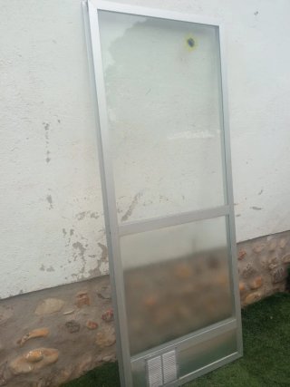 Puerta aluminio con cristal y rejilla