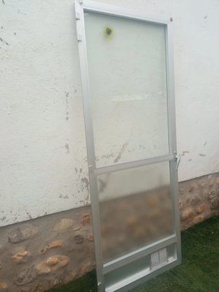 Puerta aluminio con cristal y rejilla