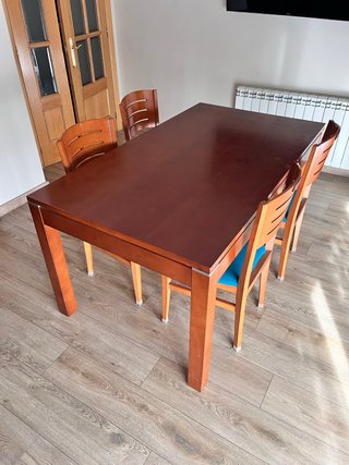 Mesa de comedor y 4 sillas