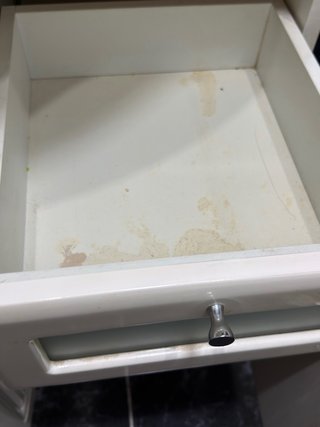 Mueble de baño beige con encimera de mármol y lava