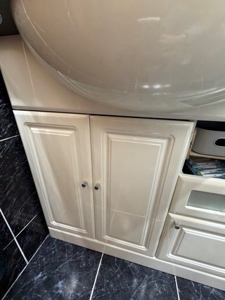 Mueble de baño beige con encimera de mármol y lava