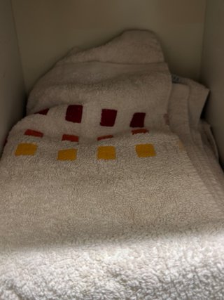 Mueble de baño beige con encimera de mármol y lava