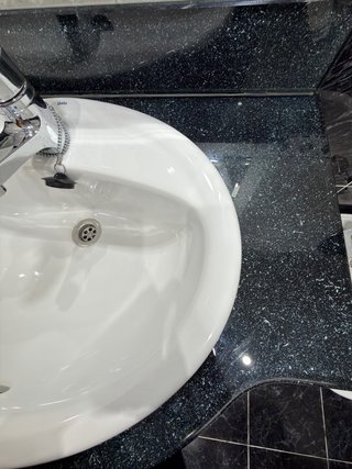 Mueble de baño beige con encimera de mármol y lava